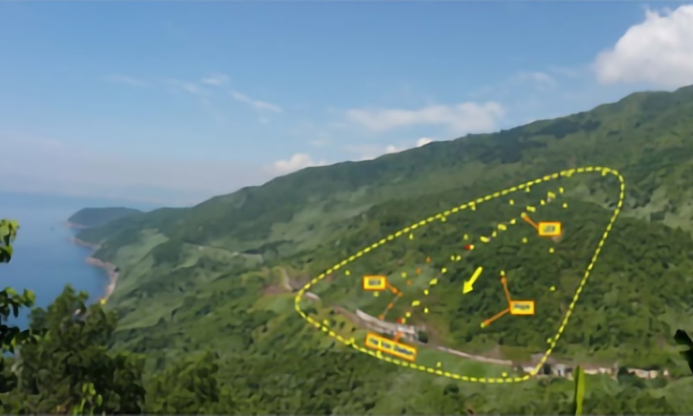 Surveying and installing landslide monitoring and warning equipment on slopes near Hai Van Pass Station